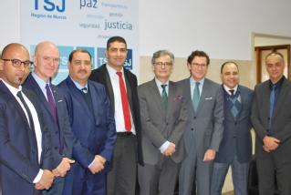 Jueces y representantes del ministerio de justicia de Túnez, acompañados por Juan Martínez Moya, Miguel Pasqual del Riquelme y Javier Parra García